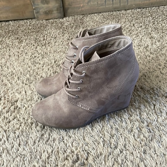 Women’s Wedge Booties - Picture 2 of 3